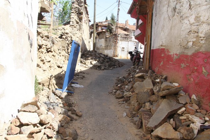 Yıkılan tarihi binanın duvarları 5 aydır kaldırılmadı