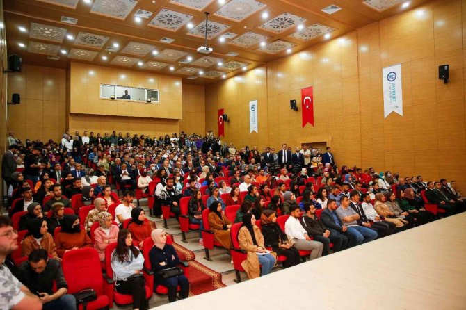Bakan Bilgin, üniversite öğrencileriyle buluştu
