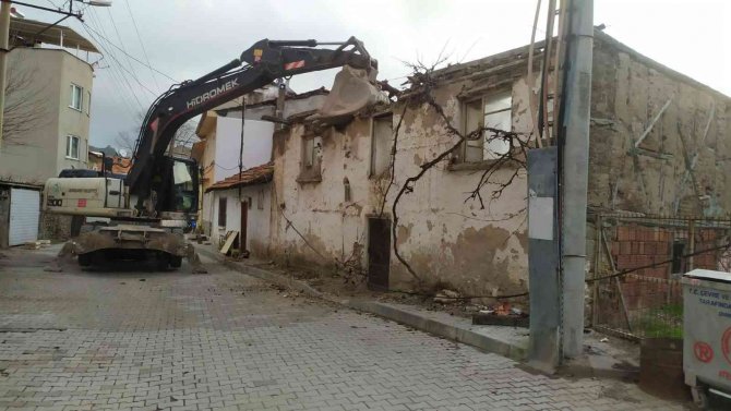 Balıkesir’de bin 150 metruk ev yıkıldı
