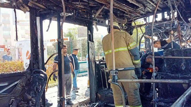 Belediye otobüsü alevlere teslim oldu