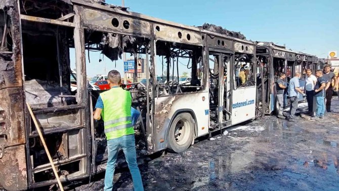 Belediye otobüsü alevlere teslim oldu