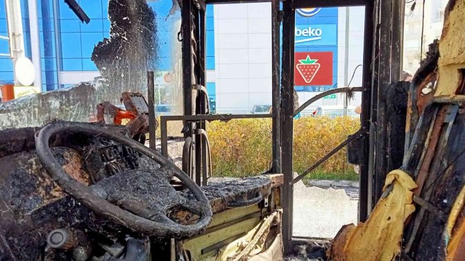 Belediye otobüsü alevlere teslim oldu