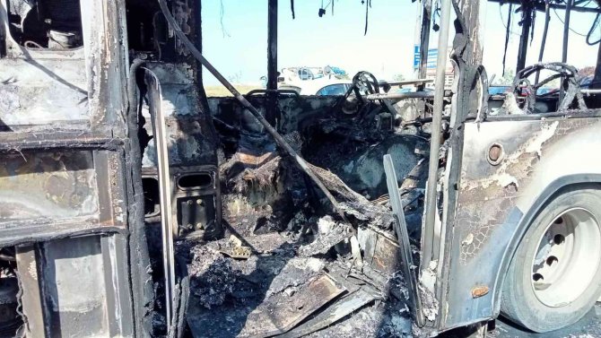 Belediye otobüsü alevlere teslim oldu