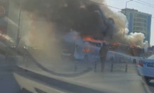 Belediye otobüsü alevlere teslim oldu