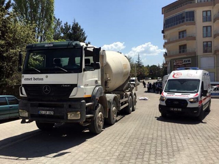 Beton mikserinin çarptığı kadın öldü