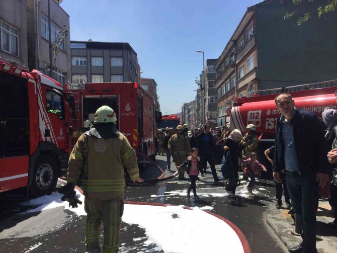 Binanın çatı katı yangında küle döndü