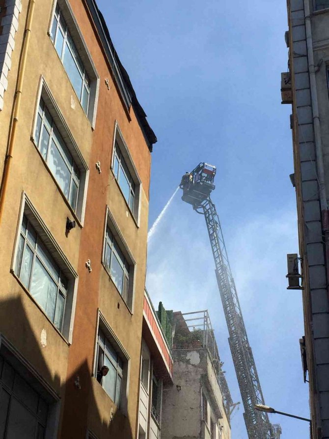 Binanın çatı katı yangında küle döndü