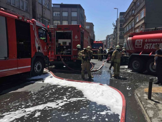 Binanın çatı katı yangında küle döndü