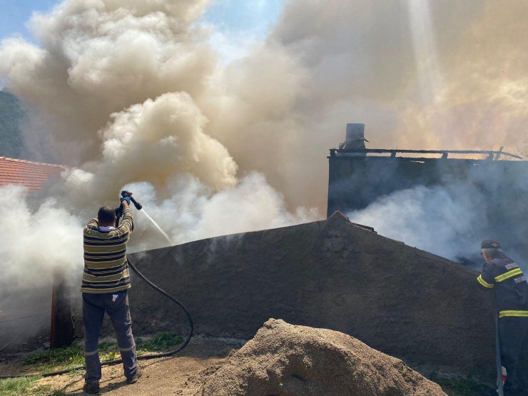Çalıları tutuşturmak için yaktığı ateş, ev ve samanlığa sıçradı