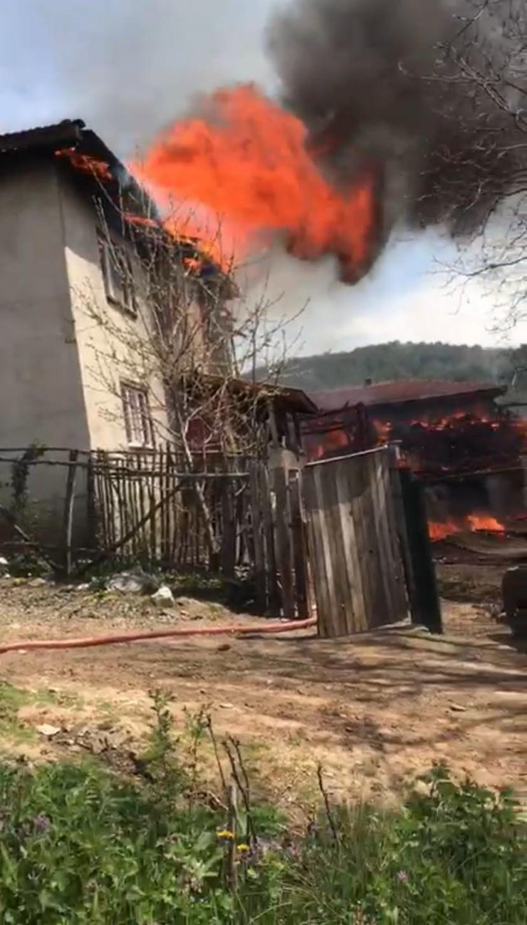 Çalıları tutuşturmak için yaktığı ateş, ev ve samanlığa sıçradı