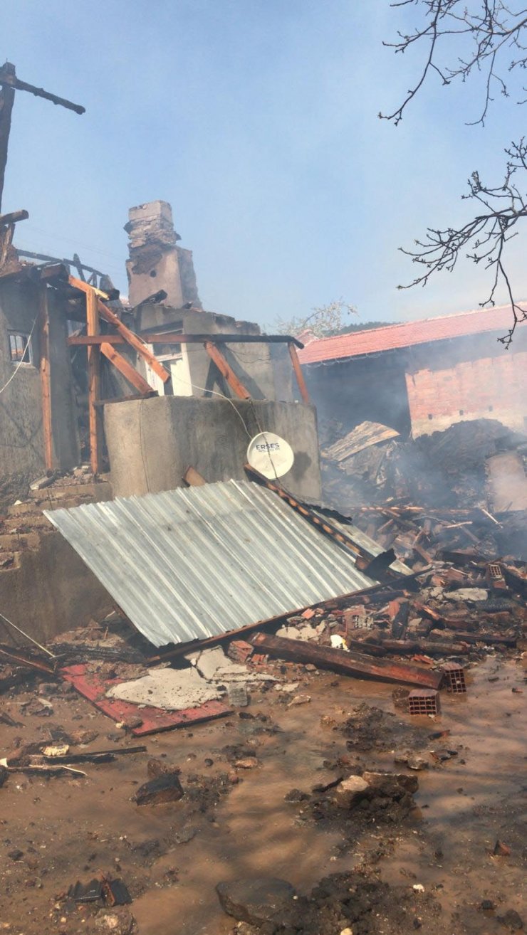 Çalıları tutuşturmak için yaktığı ateş, ev ve samanlığa sıçradı