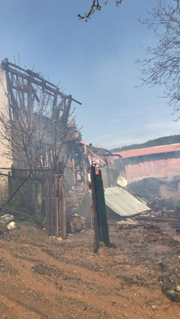Çalıları tutuşturmak için yaktığı ateş, ev ve samanlığa sıçradı
