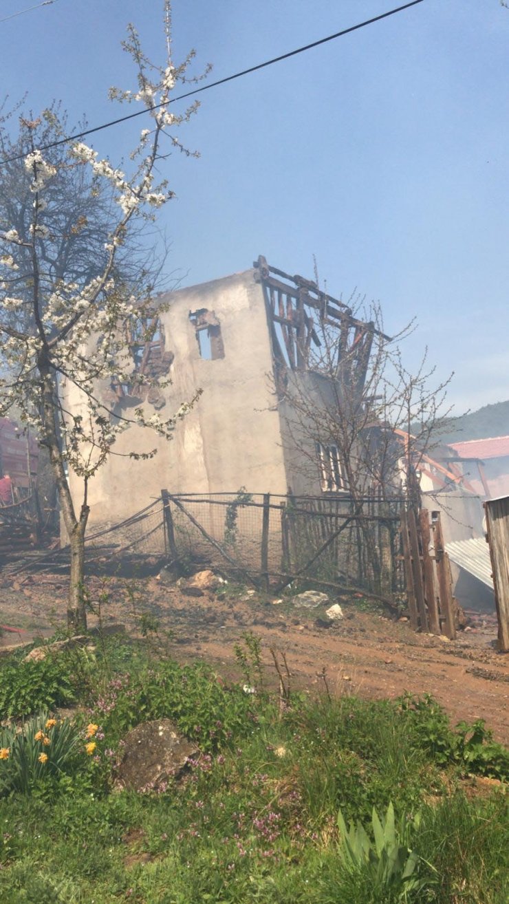 Çalıları tutuşturmak için yaktığı ateş, ev ve samanlığa sıçradı