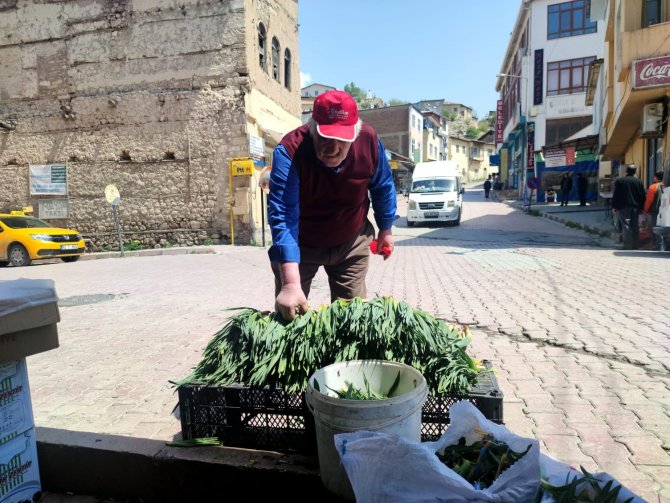 Dağdan topladıkları otlarla geçimlerini sağlıyorlar