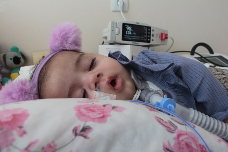 Devrilen ambulansta yaralanan SMA'lı Elif bebek, taburcu oldu