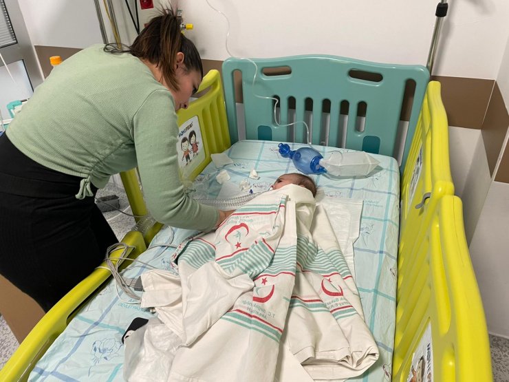 Devrilen ambulansta yaralanan SMA'lı Elif bebek, taburcu oldu