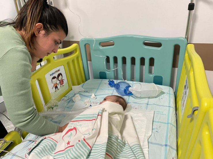 Devrilen ambulansta yaralanan SMA'lı Elif bebek, taburcu oldu