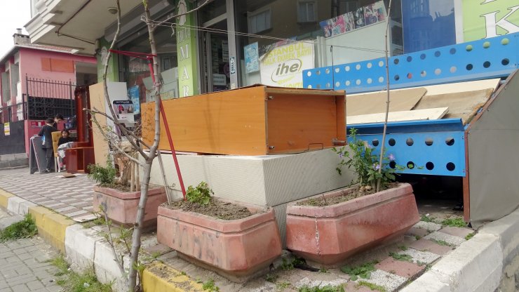 Evi sattı, kiracıyı sokağa attı