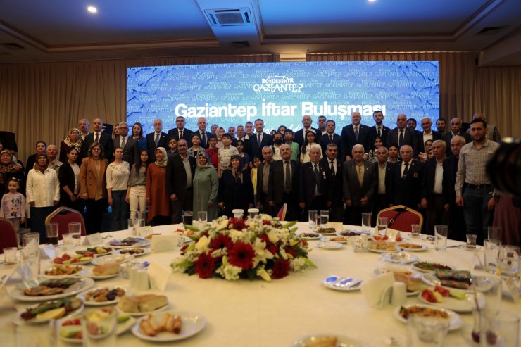 Fuat Oktay: Yuvarlak masa etrafında senaryo yazıyorlar