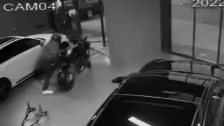 Galerideki motosikleti böyle çaldılar