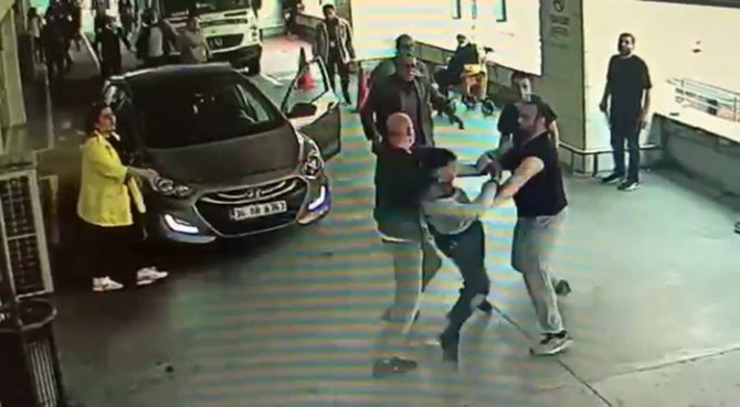 Hastane girişinde park kavgası