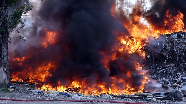 Hurdacılar Sitesi'ndeki çöplükte yangın