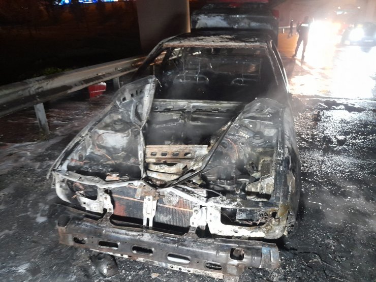 İçerisinde bebeklerin bulunduğu otomobil alev alev yandı