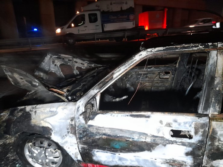 İçerisinde bebeklerin bulunduğu otomobil alev alev yandı