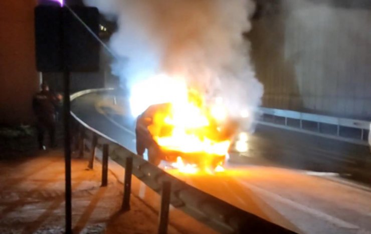 İçerisinde bebeklerin bulunduğu otomobil alev alev yandı