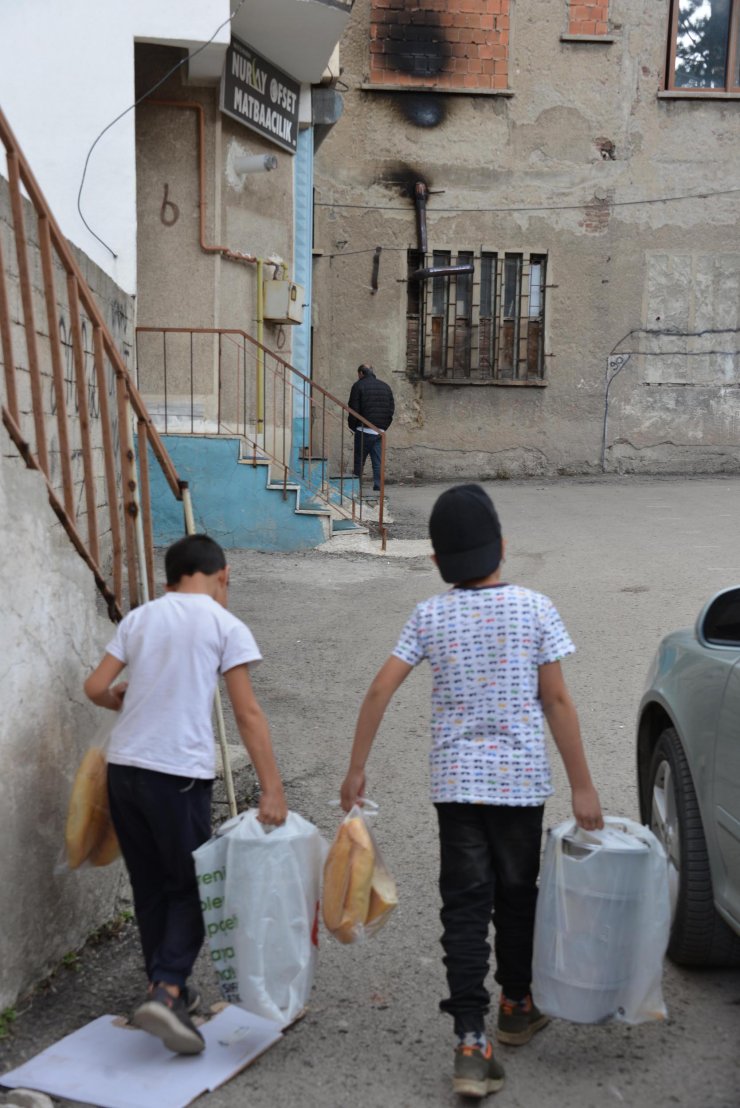 İmam ve cemaat, 15 yıldır ihtiyaç sahiplerine iftar yemeği hazırlıyor