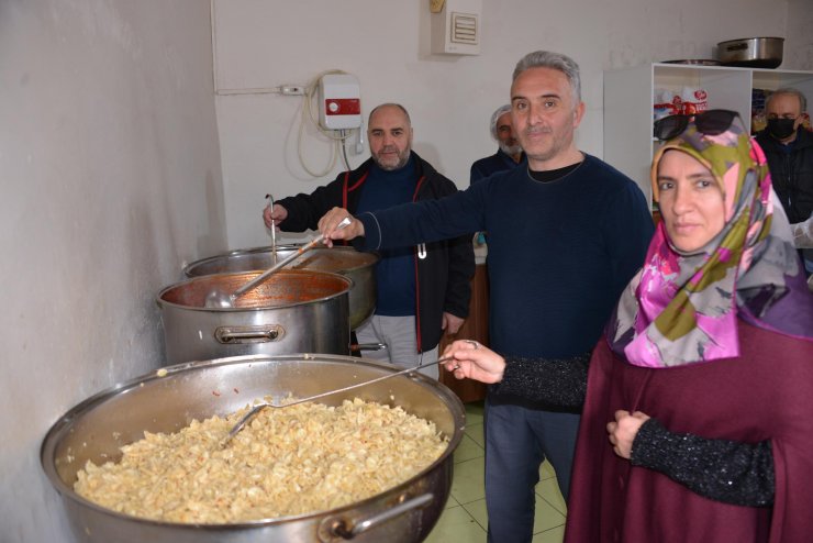 İmam ve cemaat, 15 yıldır ihtiyaç sahiplerine iftar yemeği hazırlıyor