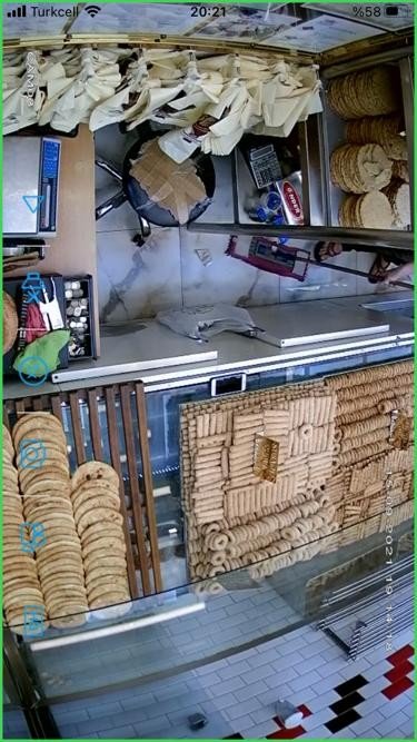 Kasiyer paraları paspasla çaldı