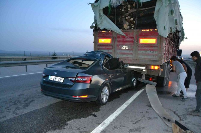 Konya'da otomobil, tırın dorsesinin altına girdi