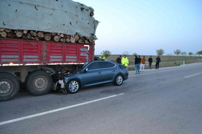 Konya'da otomobil, tırın dorsesinin altına girdi