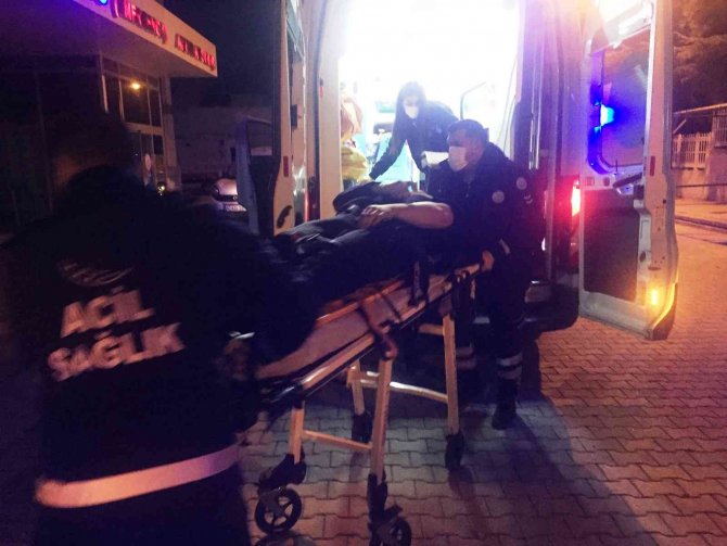 Konya'da otomobil, tırın dorsesinin altına girdi