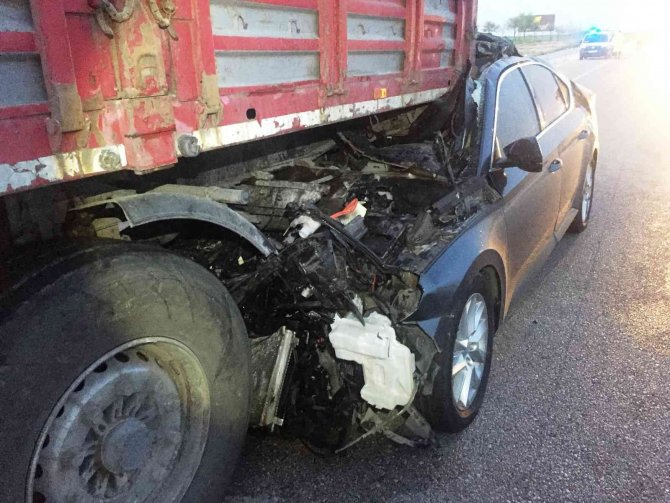 Konya'da otomobil, tırın dorsesinin altına girdi