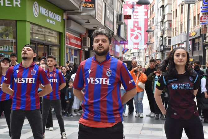 Gençler dans ederek "Mutluluğa kurşun sıkma" kampanyasına destek verdi