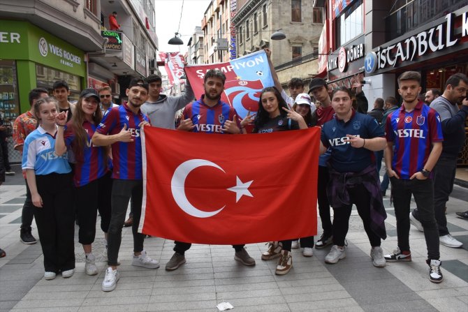 Gençler dans ederek "Mutluluğa kurşun sıkma" kampanyasına destek verdi