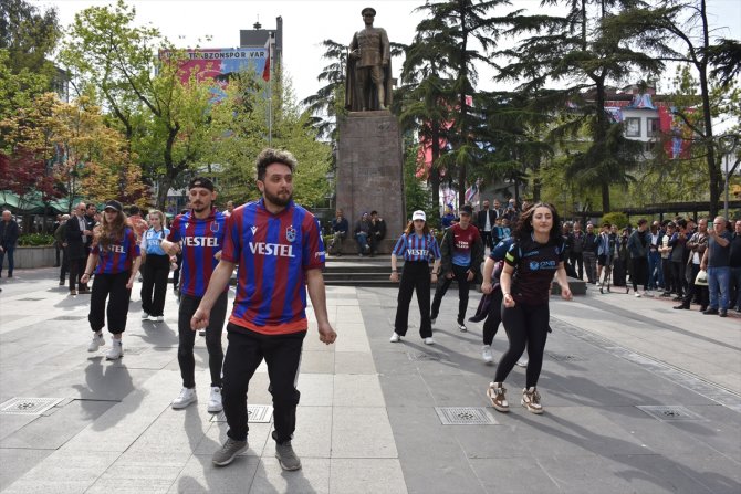 Gençler dans ederek "Mutluluğa kurşun sıkma" kampanyasına destek verdi