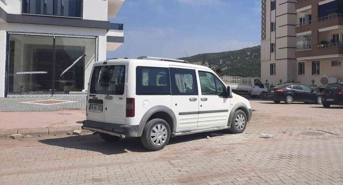 Park halindeki ticari araç alev aldı