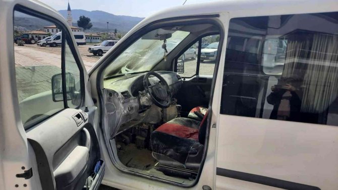 Park halindeki ticari araç alev aldı