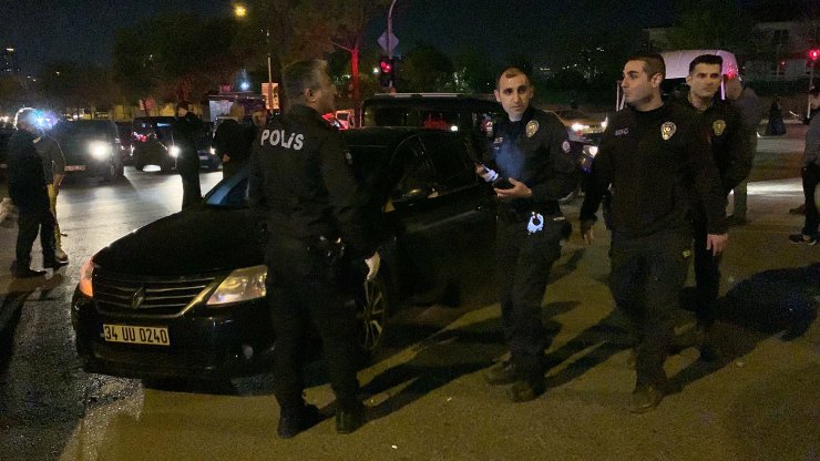 Polisten kaçarken kaza yapan otomobilden uyuşturucu ve silah çıktı