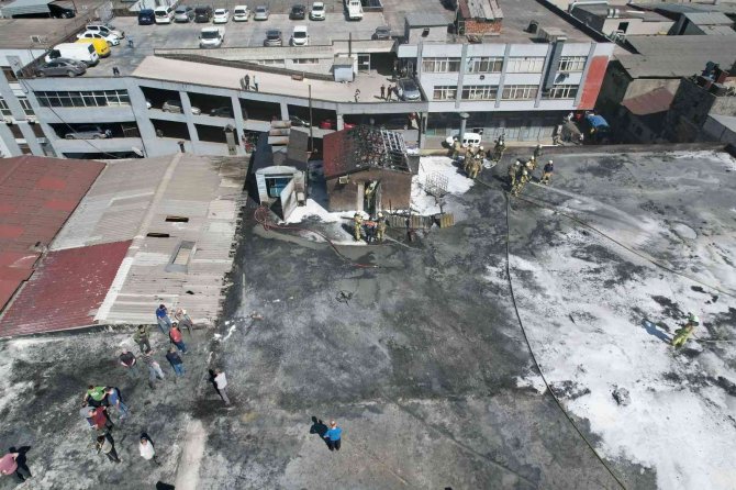 Sanayi sitesinin çatısında bulunan depo alev alev yandı