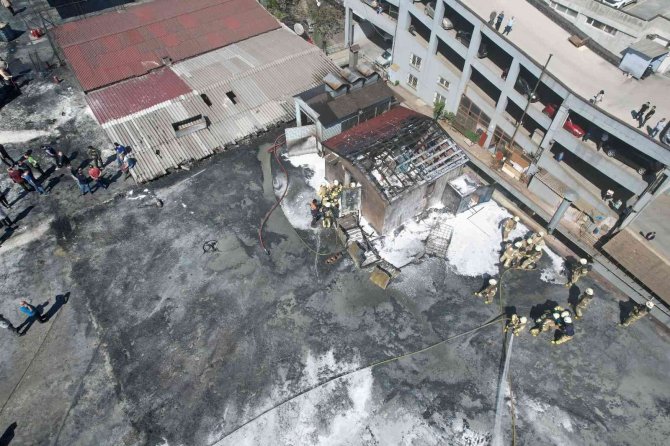 Sanayi sitesinin çatısında bulunan depo alev alev yandı