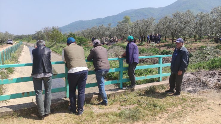 Tarla sürerken devrilen traktörün altında kalan sürücü öldü