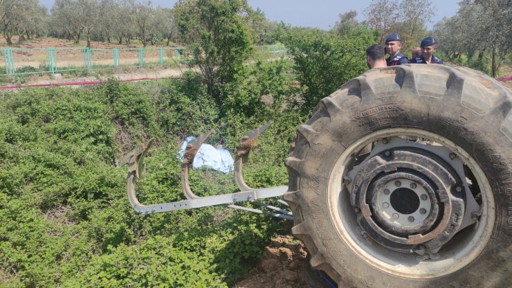 Tarla sürerken devrilen traktörün altında kalan sürücü öldü