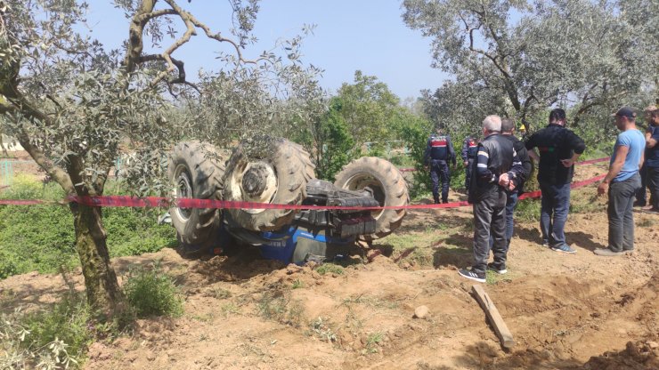 Tarla sürerken devrilen traktörün altında kalan sürücü öldü