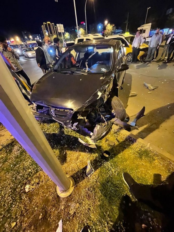 Ticari taksi ile otomobil kafa kafaya çarpıştı: 2 yaralı