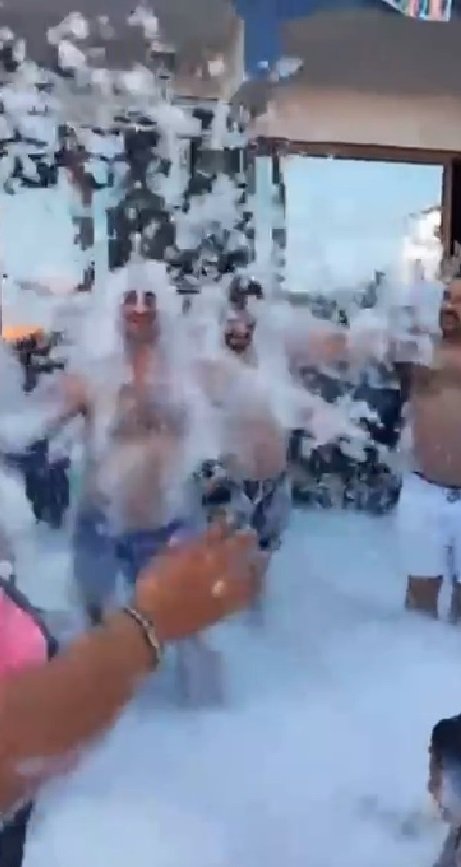 Uyuşturucudan temin ettikleri paralarla köpük banyosu yapmışlar