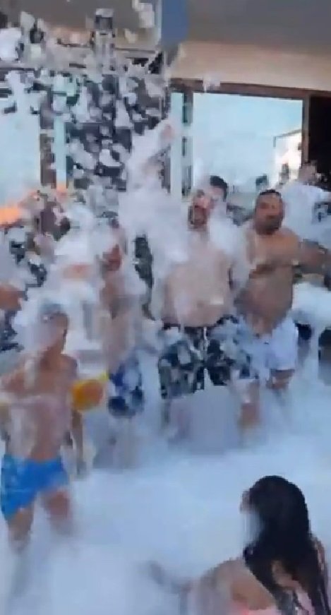 Uyuşturucudan temin ettikleri paralarla köpük banyosu yapmışlar